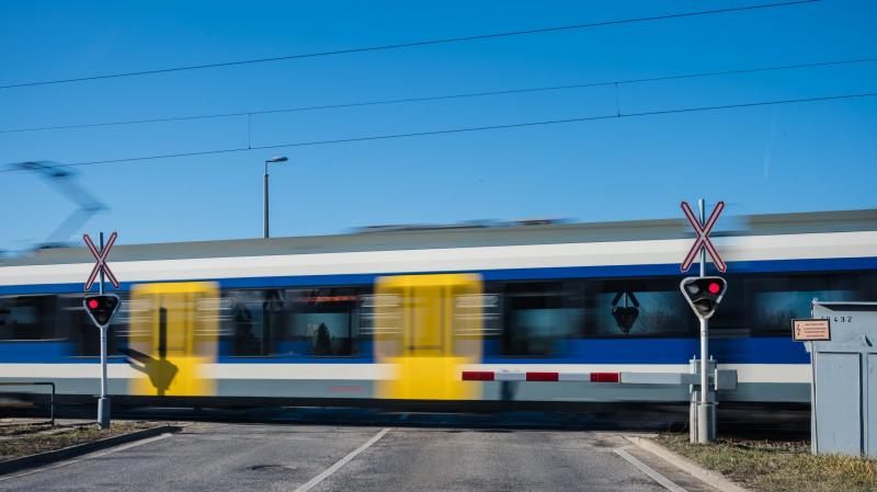 Felsővezeték-szakadás következtében jelentős késések várhatóak több vasútvonalon. Kérjük, hogy utazás előtt tájékozódjanak a járatok állapotáról!