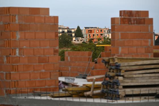 A kormány talán túlságosan bizakodó, de az Erste véleménye szerint nincs miért pánikba esni.