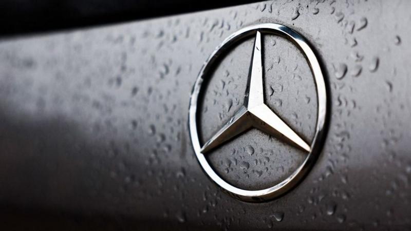 A Mercedes bejelentette, hogy a következő évre fizetésstopot vezet be – számolt be a Világgazdaság.