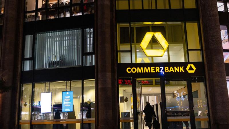 A Commerzbank rekordnyereségre tett szert, miközben elkerülte az olasz érdeklődő figyelmét - számol be a Világgazdaság.