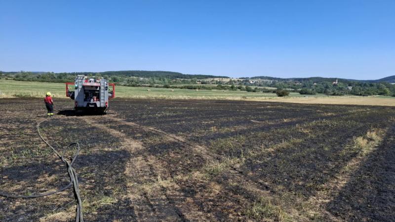 Két hektáron égett a tarló, a lángokkal vízsugarak segítségével küzdöttek meg a tűzoltók. (+ képgaléria)