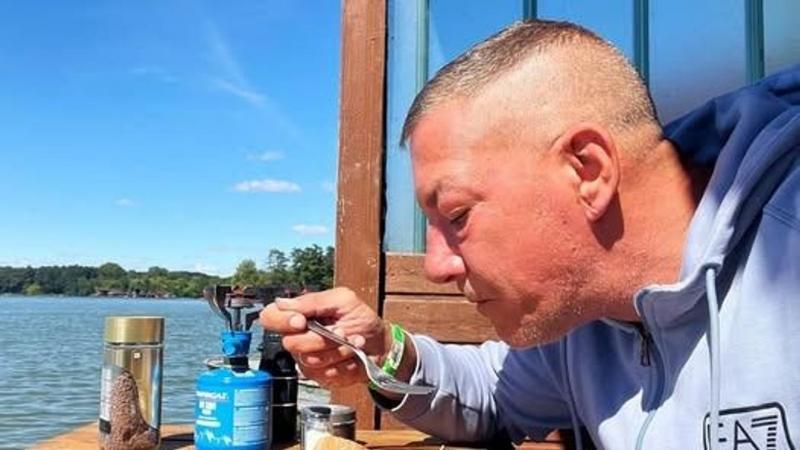 A Barátok Közt népszerű színészének emlékezetes hétvégéje a gyönyörű tatai Derítő-tónál zajlott. A festői környezet és a kellemes időjárás tökéletes hátteret biztosított a kikapcsolódásra, ahol a természet közelsége és a vízpart varázsa egy felejthetetlen