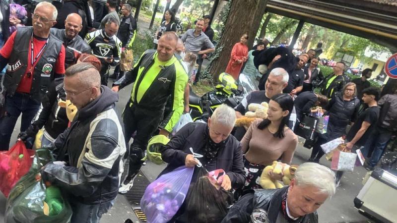 Motorosok érkeztek a kórház elé - nézd meg a galériát!