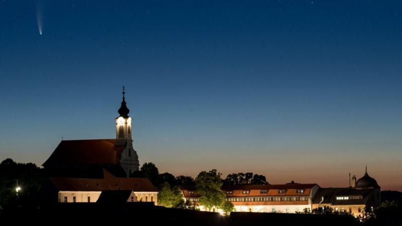 Mágikus pillanatot örökítettek meg az égen, a Bükk varázslatos tája felett.