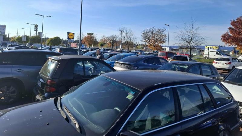 Érdemes elkerülni a heti nagybevásárlást ma, mivel a szombathelyi boltokban hatalmas a tömeg – nézd meg a képeket!