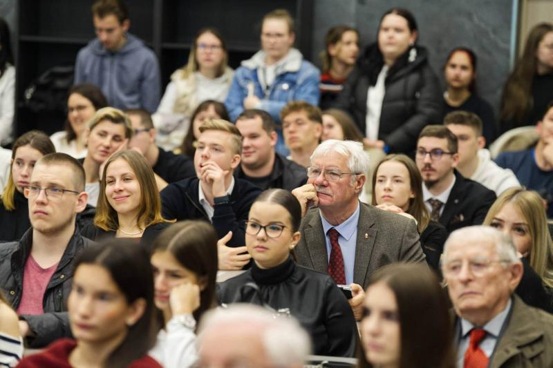 Összesen 54 lelkes hallgató vágott neki az egyetem Tudományos Diákköri Konferenciájának, hogy bemutathassa kutatási eredményeit és ötleteit.