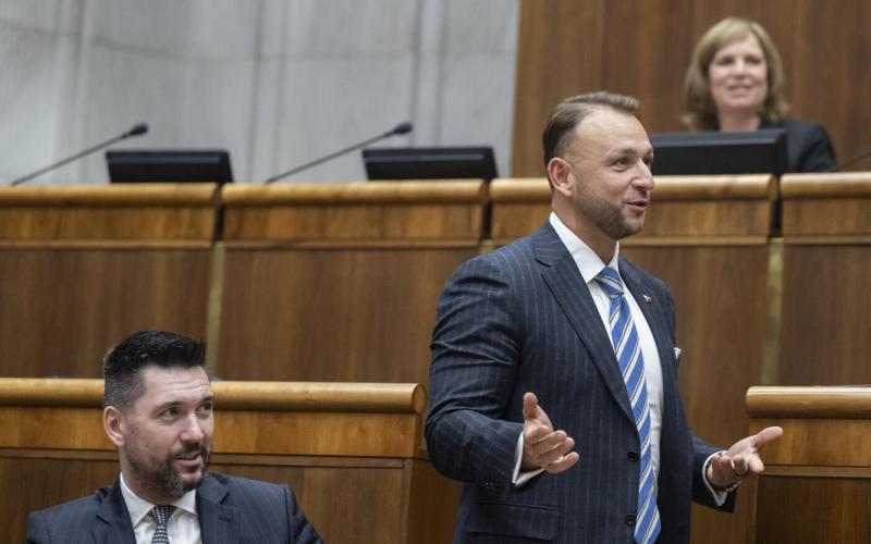 Megnyitotta kapuit a rendkívüli ülés, melynek középpontjában a belügyminiszter leváltásának kérdése áll.