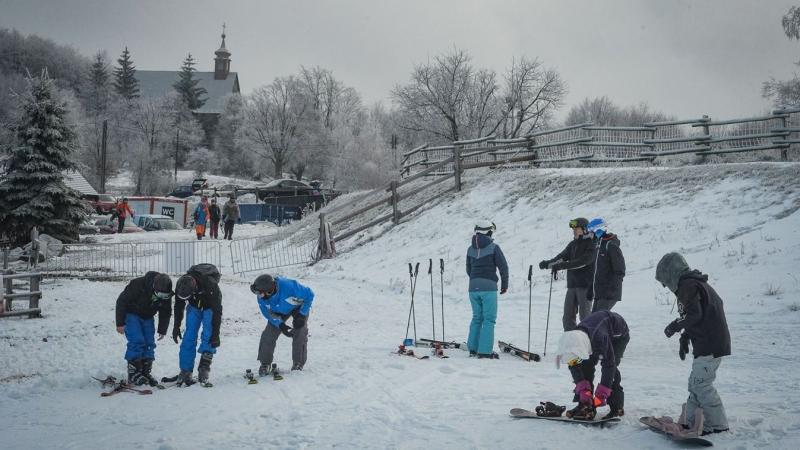 A mátraszentistváni Sípark idén különleges ajánlattal várja a téli szezont: befagyasztott árakkal szeretnék biztosítani a látogatók számára a kedvező élményeket. Az üzemeltetők célja, hogy mindenki számára elérhetővé tegyék a síelés örömeit, miközben a té