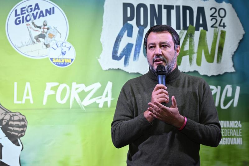 Matteo Salvini hangsúlyozta, hogy egy nemzet jogainak, határainak és méltóságának megóvása nem lehet bűncselekmény. Szerinte a hazaszeretet és a nemzeti identitás védelme alapvető értékek, amelyeket minden állampolgárnak tiszteletben kell tartania.