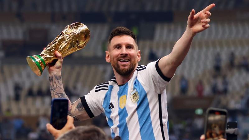 Lionel Messi egy különleges mérföldkőhöz érkezett: a világbajnoki trófeával a kezében és egy csésze tea mellett idézte fel a múlt emlékeit.