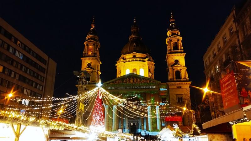 Fedezd fel az Advent Bazilikát, ahol Európa legelbűvölőbb karácsonyi vására várja a látogatókat! A csillogó fények és a varázslatos dekorációk egy mesebeli hangulatot teremtenek, miközben a hagyományos ízek és illatok elvarázsolják az érzékeket. Képeken k