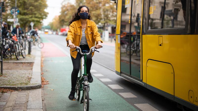 Budapestre érkeznek a fizikailag elválasztott kerékpársávok!