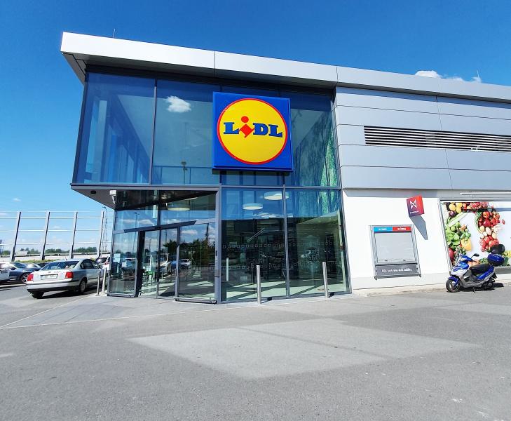 A Lidl megnyitotta legújabb üzletét, amely nem csupán a vásárlók számára vonzó, hanem forgalmi dugókat is generált a környéken a nagy érdeklődés miatt.