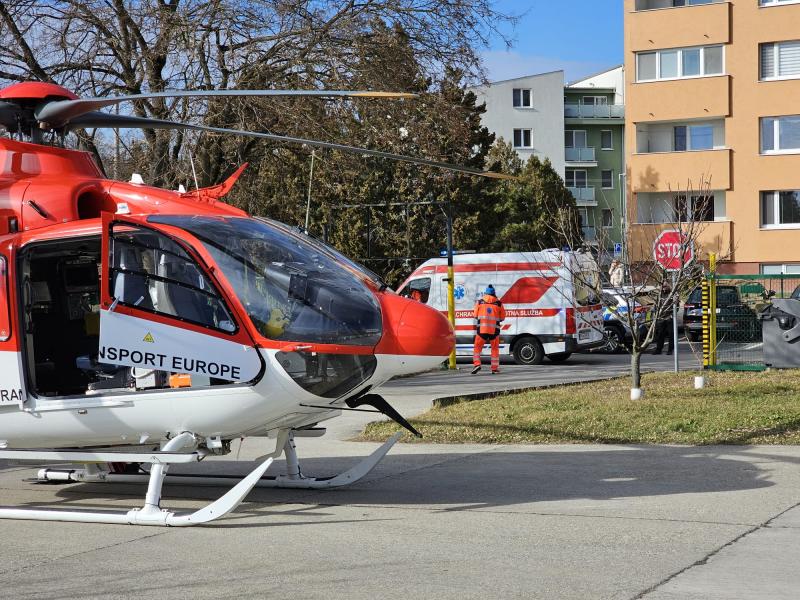 Somorján egy férfi hat méter magasból zuhant le, és a mentőhelikopter segítségével szállították el a baleset helyszínéről.