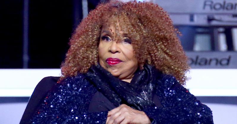 Sajnos el kell mondanom, hogy Roberta Flack, a legendás énekesnő, aki számos szívhez szóló dallal vált ismertté, elhunyt. Az ő különleges hangja és emlékezetes előadásai örökre a zene világának részét képezik.