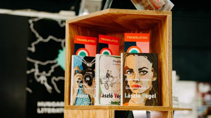 Megkezdődött a Prágai Nemzetközi Könyvvásár, ahol a könyvek szerelmesei és a kiadók találkozója életre hívja a kultúra ünnepét. A rendezvény izgalmas programokkal, könyvbemutatókkal és író-olvasó találkozókkal várja a látogatókat, akik felfedezhetik a vil