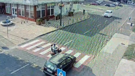 Lassítás nélkül hajtott át a zebrán, és elsodort egy elektromos mopeddel közlekedő idős urat. -- Totalcar
