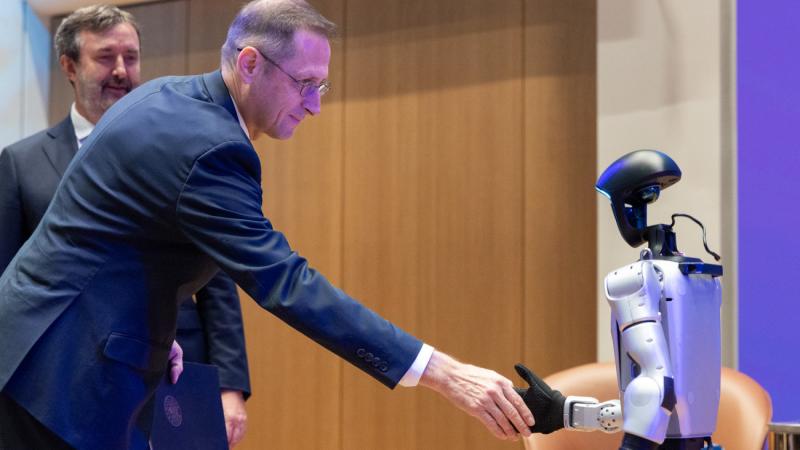 Varga Mihály kifejtette, hogy a mesterséges intelligencia 2030-ra jelentős hatással lehet a hazai munkaerőpiacra, és számos álláshely megszűnésével járhat.
