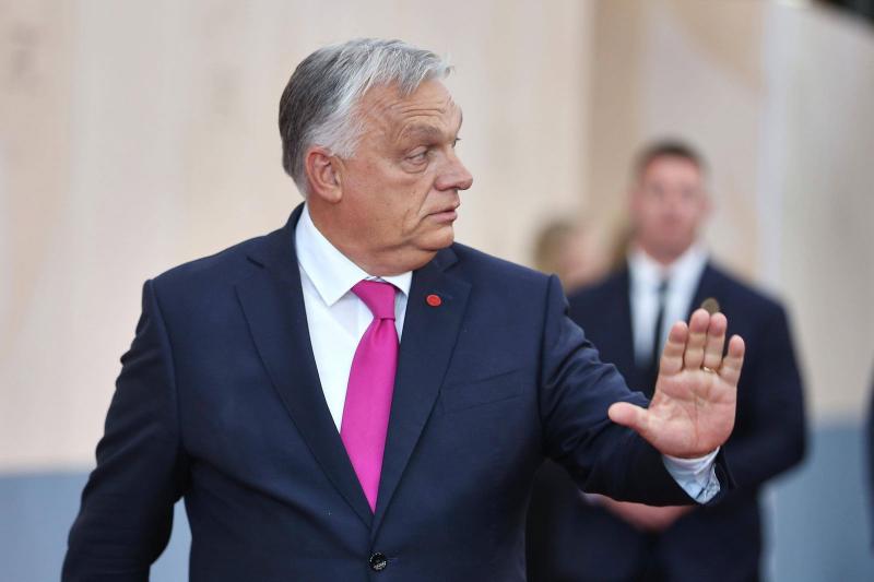 Orbán Viktor autója hirtelen lefékezett, az ajtó kinyílt, és a benzinkút körül minden megfagyott egy pillanatra.