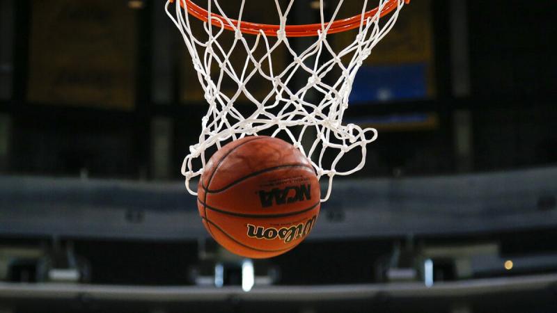 Kövekkel és téglákkal zúdultak rá egy olasz kosárcsapat szurkolói buszára, ami tragikus következményekkel járt: az egyik sofőr életét vesztette.