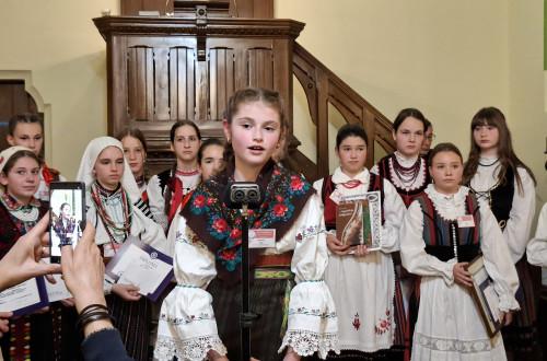 Fedezd fel a zene varázslatos világát, ahol minden dallam egy új élményt hoz, és ahol a szívek összekapcsolódnak a hangok harmonikus táncában. Ez a különleges zenei kaland a lélek mélyéig hatol, és egyedülálló érzéseket ébreszt.