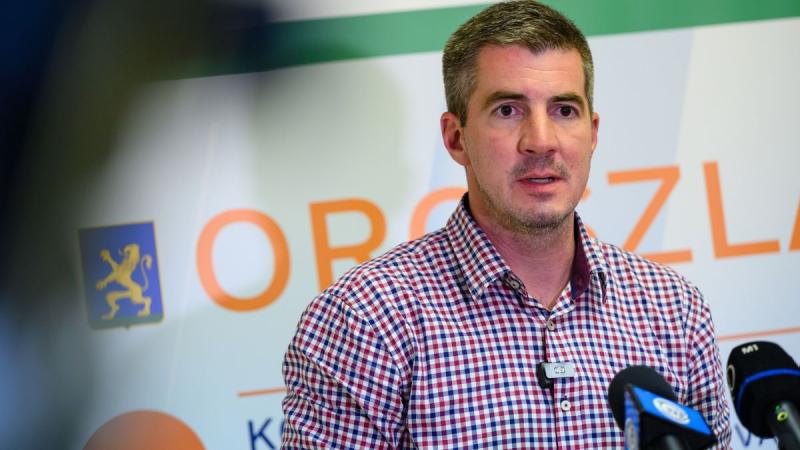 „Hú, ez aztán egy igazi söpredék!” – Kocsis Máté határozottan megüzent egy éles kritikát Tóta W. Árpádnak.