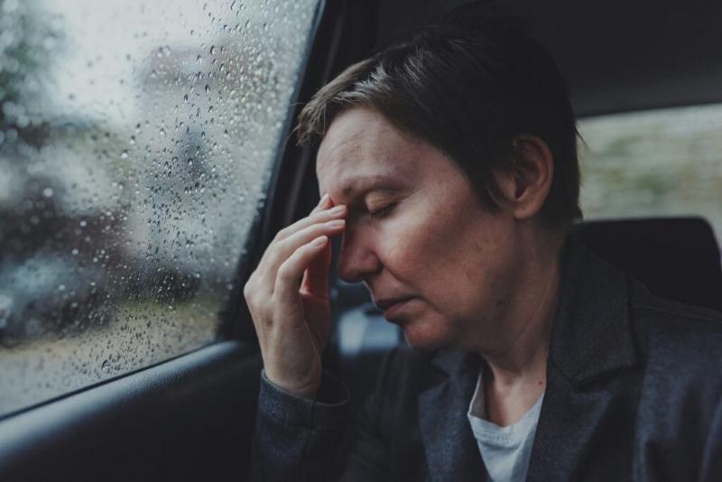 Miért érezhetjük magunkat kényelmetlenül elektromos autóban? Milyen megoldások léteznek az ehhez kapcsolódó problémákra?
Az elektromos autók utazása során több tényező is hozzájárulhat ahhoz, hogy rosszul érezzük magunkat. Ezek közé tartozik a hirtelen g