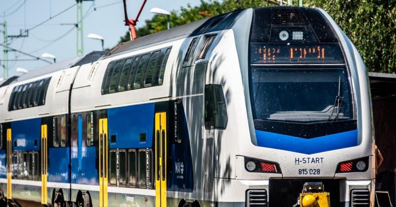 A hétvégi óraátállítás nemcsak az időérzékelésünkre, hanem a közlekedési rendszerekre is komoly hatással lesz. Összegyűjtöttük a legfontosabb tudnivalókat és változásokat, amelyekre érdemes figyelni. Itt a részletes lista!