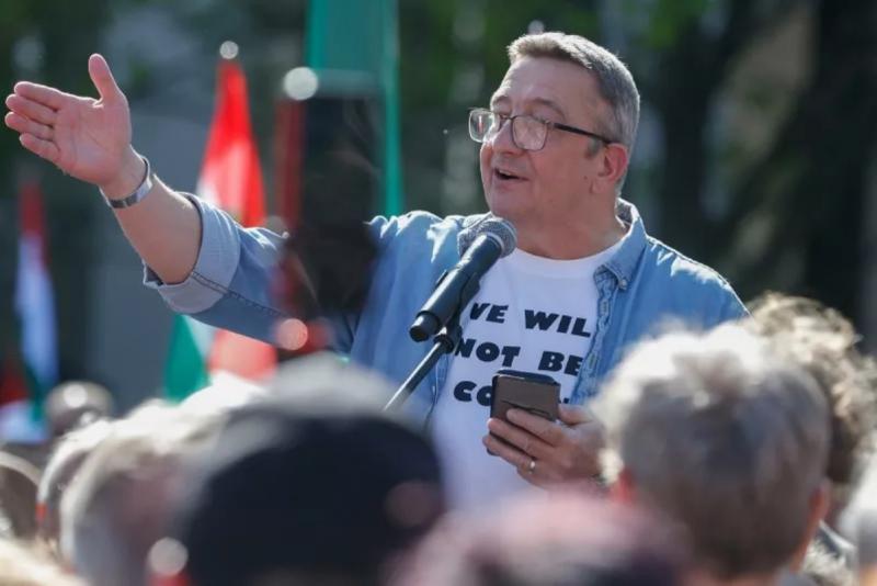 Nagy felháborodást keltett a Fideszen belül, hogy Nagy Feró nyíltan kifejezte véleményét Bayer Zsoltról, akit szerinte sürgősen el kellene küldeni 
