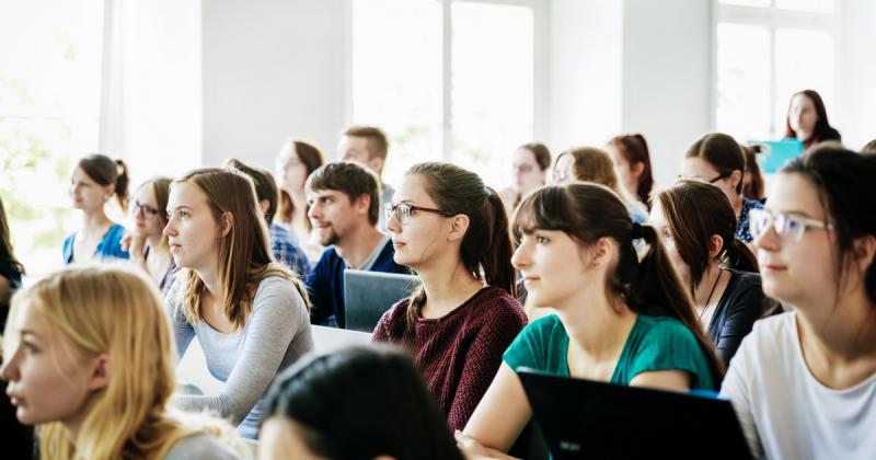 Több magyar felsőoktatási képzés is a világ legjobbjai közé emelkedett, és ezek az intézmények különleges lehetőségeket kínálnak a hallgatóknak. Itt találhatóak azok az egyetemek, ahol a legmagasabb szintű tudományos képzés valósul meg.