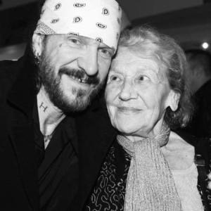 Szomorú hírt kell megosztanom: elhunyt Ganxsta Zolee édesanyja, Kassai Ilona. A család és a barátok mély gyászban vannak, és az emlékét mindig szeretettel őrzik majd.