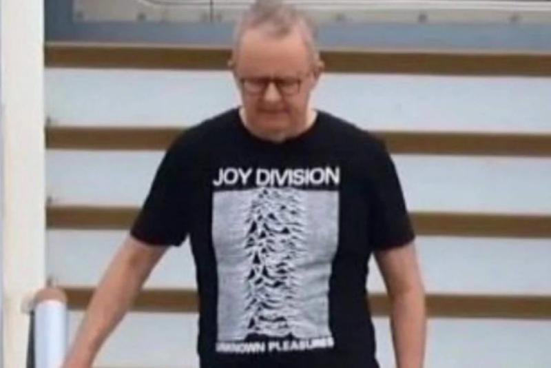 A hét legfurcsább politikai botránya: Joy Division-pólóval vádolják antiszemitizmussal az ausztrál miniszterelnököt.