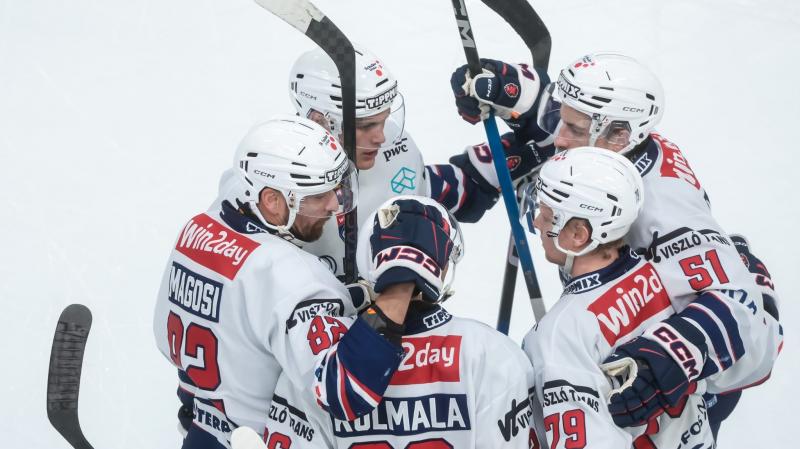 Új fejezet kezdődött a Hydro Fehérvár AV19 életében, hiszen a csapat élére egy NHL-t is megjárt szakember került. Az M4 Sport értesülései szerint a vezetőedző személyét illetően izgalmas változások várnak ránk, amelyek új perspektívát hozhatnak a csapat f