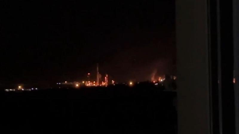 Az ukrán erők váratlanul támadást indítottak, és lángba borult egy jelentős orosz olajfinomító. A helyszínről készült felvételek sokkoló látványt nyújtanak, ahogy a füst és a tűz csóvái az ég felé törnek. (VIDEÓ)
