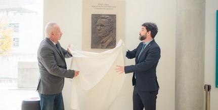 Emléktáblát helyeztek el Pécsen Jakab Ferenc professzor, a neves virológus tiszteletére.