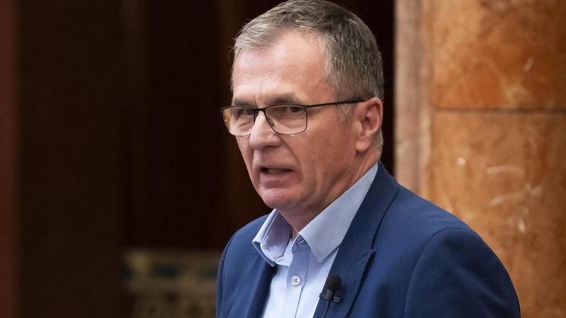 A fideszes politikus kategorikusan elutasította, hogy a kormánykritikus megnyilvánulásai miatt intézkedett volna a rendőrség ByeAlex ellen.